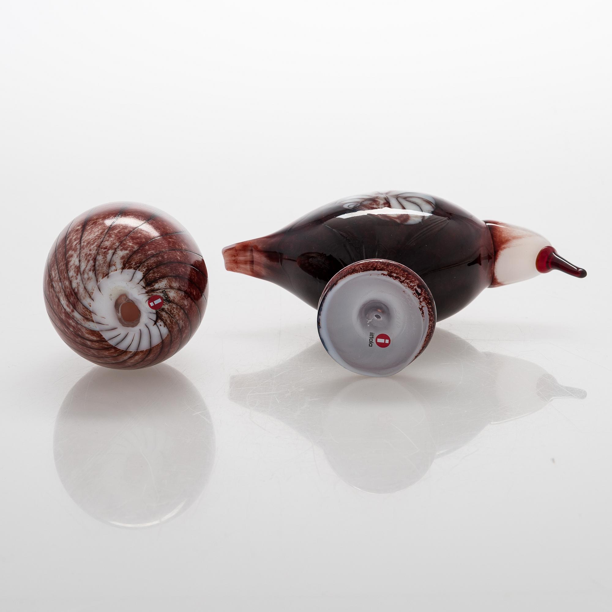 Oiva Toikka, annual glass bird with its glass egg, signed O. Toikka Nuutajärvi, dated 2010. Egg numbered 100/750.