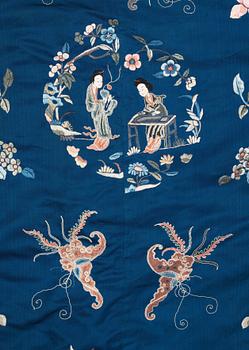 A CHINESE ROBE, silk. Height 137,5 cm. Around 1900.