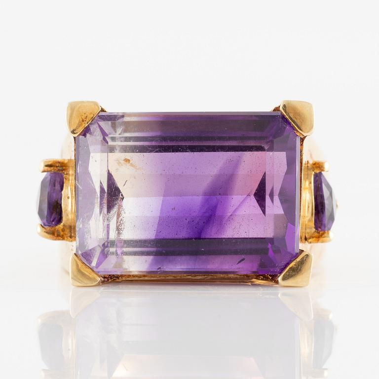 Ring, 18K guld med ametister.