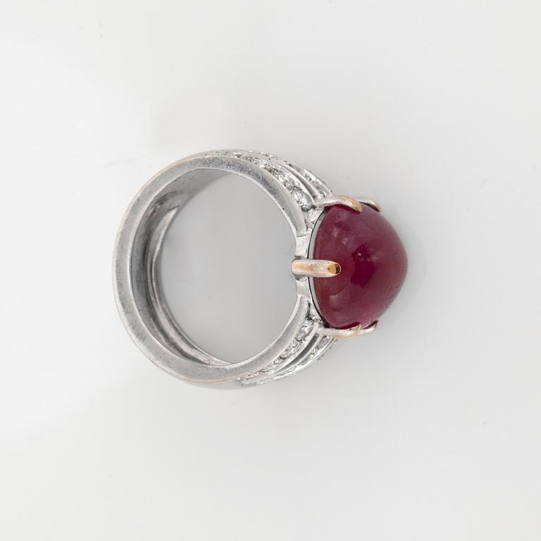RING, 18k vitguld med cabochonslipad rubin och briljantslipade diamanter tot ca0,84ct. Vikt ca14g.