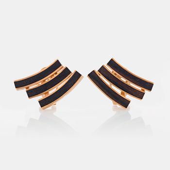 A pair of Paul Binder earrings in 18K gold and wood.