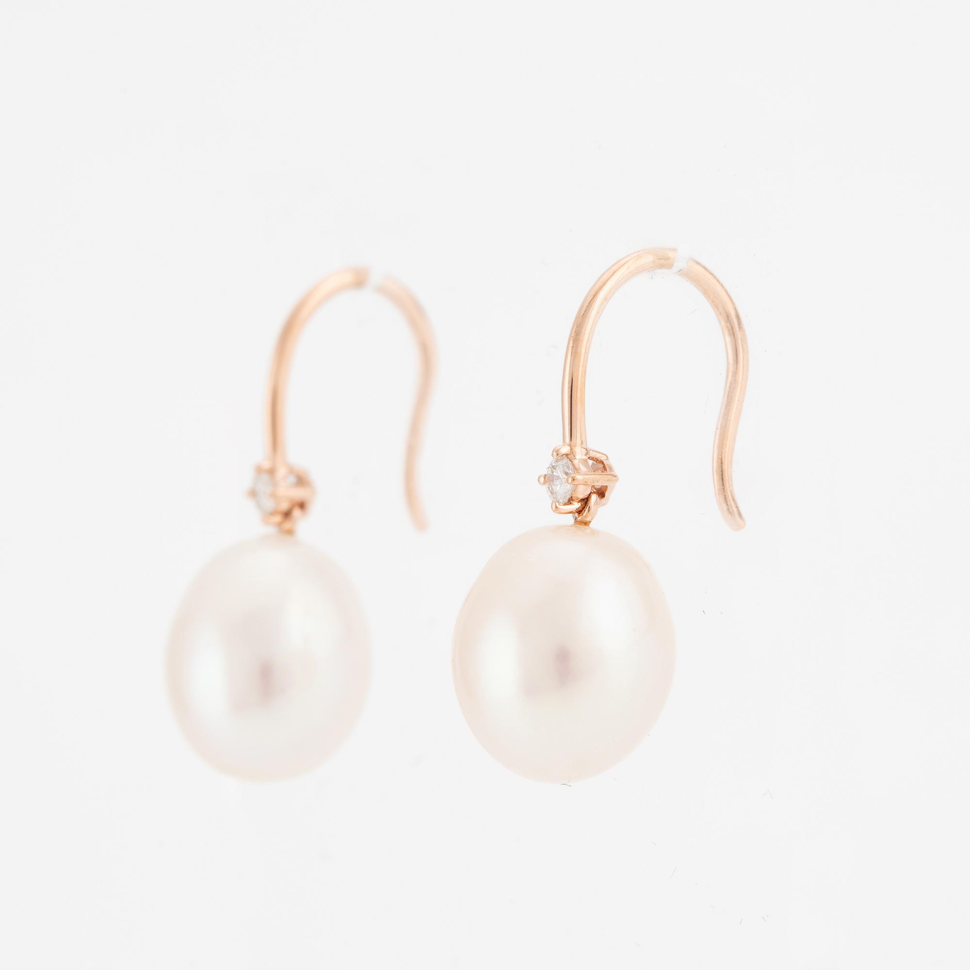 Örhängen 18K roséguld med odlade sötvattenspärlor och briljantslipade diamanter.