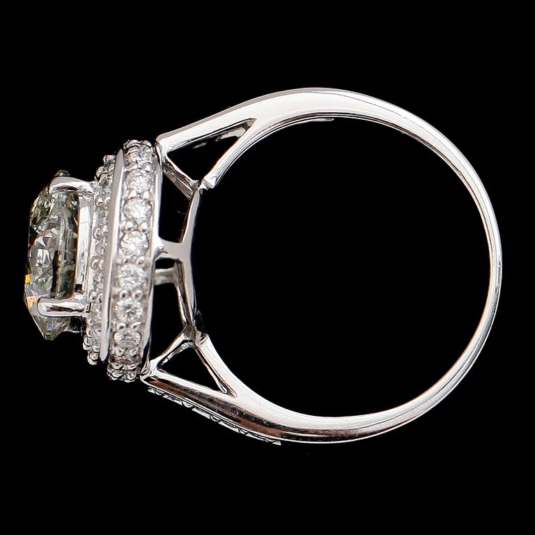 RING, 18 k vitguld, briljantslipad diamant ca 3.85 ct, samt briljantslipade diamanter tot ca 0.74 ct, totalt ca 4.59 ct.