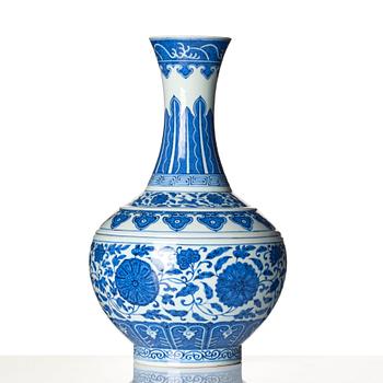 Vas, porslin. Qingdynastin med Guangxus märke och period (1871-1908).