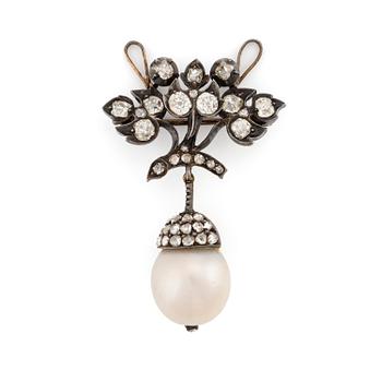 494. A silver brooch with a pearl and old- and rose-cut diamonds.