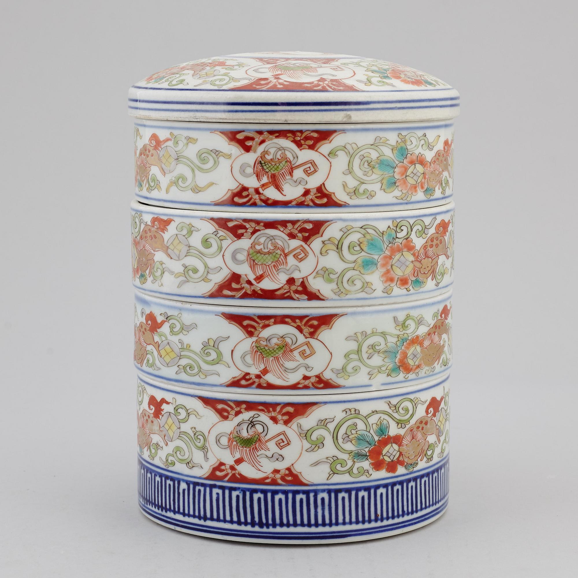 A Japanese four plan imari food bowls with cover, 19th century.