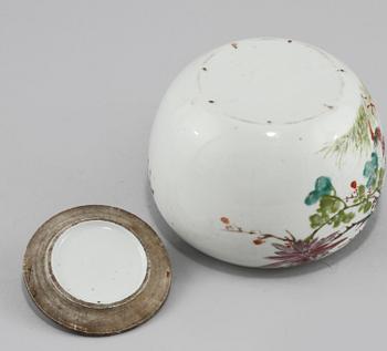 URNA MED LOCK, porslin, Kina, 1900-tal.
