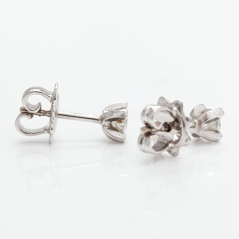 Örhängen, ett par, 14K vitguld och briljantslipade diamanter ca 0.30 ct sammanlagt. Med intyg.