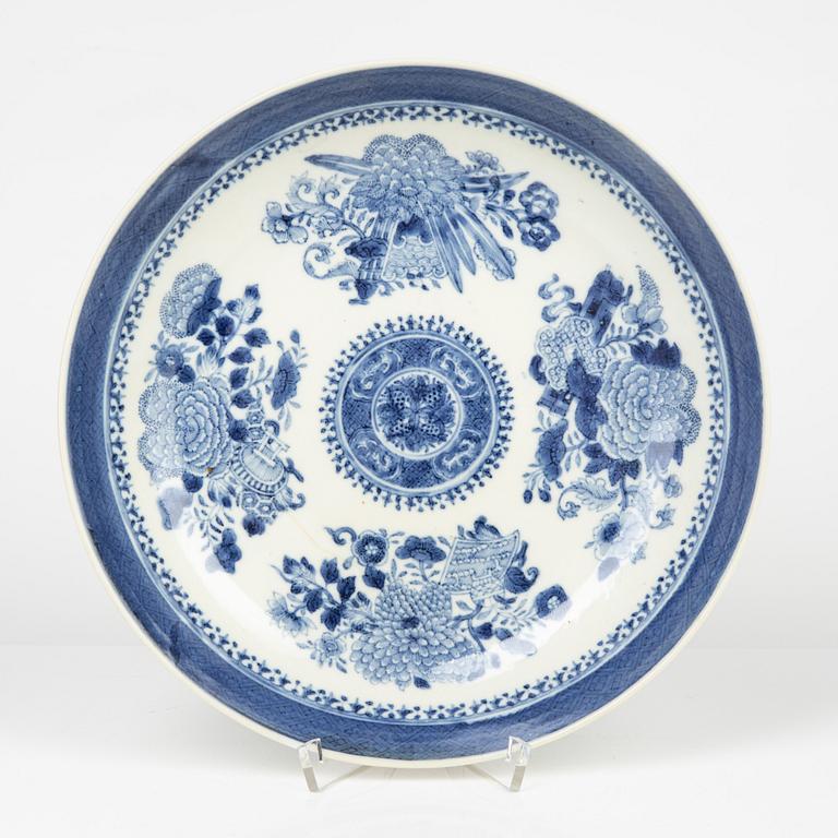 A Chinese porcelain bowl, Qing Dynasty, Jiaqing (1796-1820).