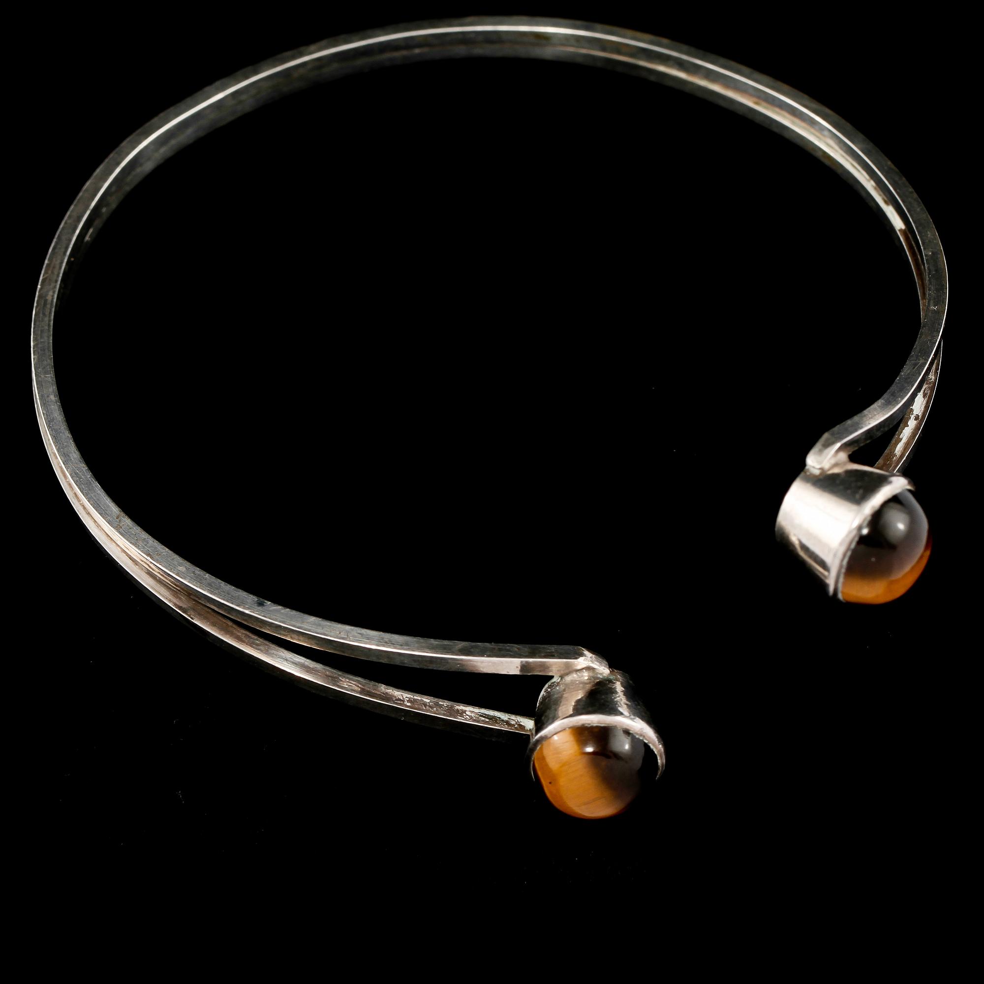 ARMBAND, silver med cabochonslipat tigeröga, stämplad MÖ, Stockholm, 1962. Vikt 16 g.