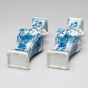 A pair of blue and white vases, Qing dynasty, Kangxi (1662-1722).