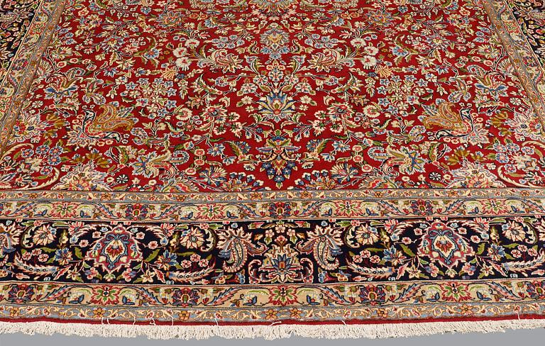 A Kirman Laver carpet, approx. 417 x 300 cm.