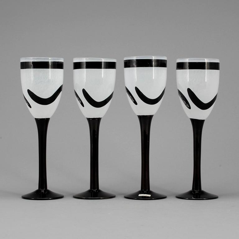 VINGLAS, 4 st, glas, Ulrika Hydman-Vallien, Kosta Boda, signerade.