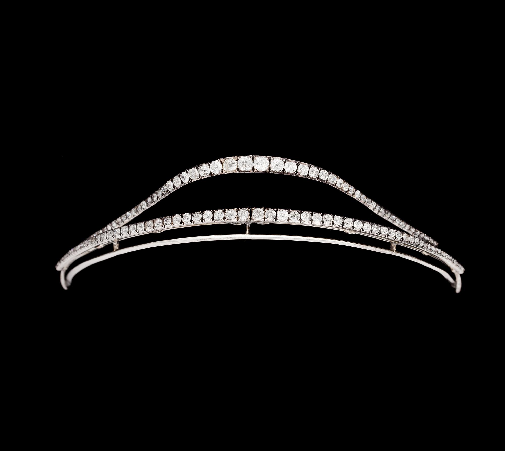 DIADEM, antikslipade diamanter, tot. ca 8-10 ct, i två rader. 1800-talets mitt.