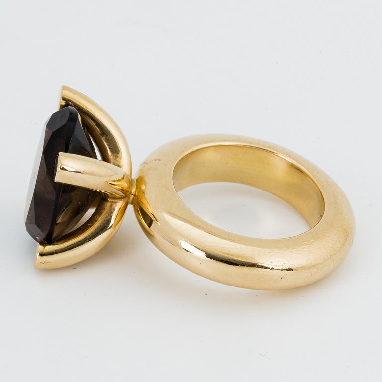 RING, 18K guld med fasettslipad rökkvarts, "Vanity", Bengt Hallberg, Köping.