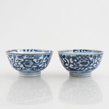 A pair of blue and white porcelain bowls, Qing dynasty, Kangxi (1662-1722).