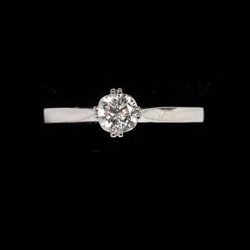 RING, 18k vitguld med briljantslipad diamant ca 0,42ct enl gravyr. Vikt 3g.
