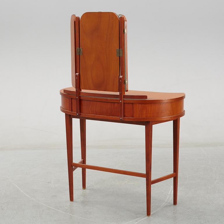 A mid 20th century toilet table.