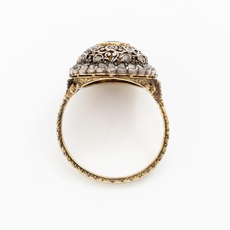 Buccellati ring 18K guld och silver med en fasettslipad rubin och rosenslipade diamanter.