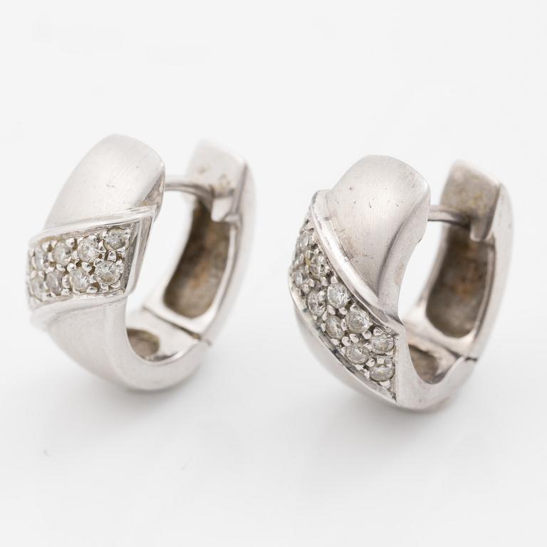 18K white gold earrings with small brilliant-cut diamonds.