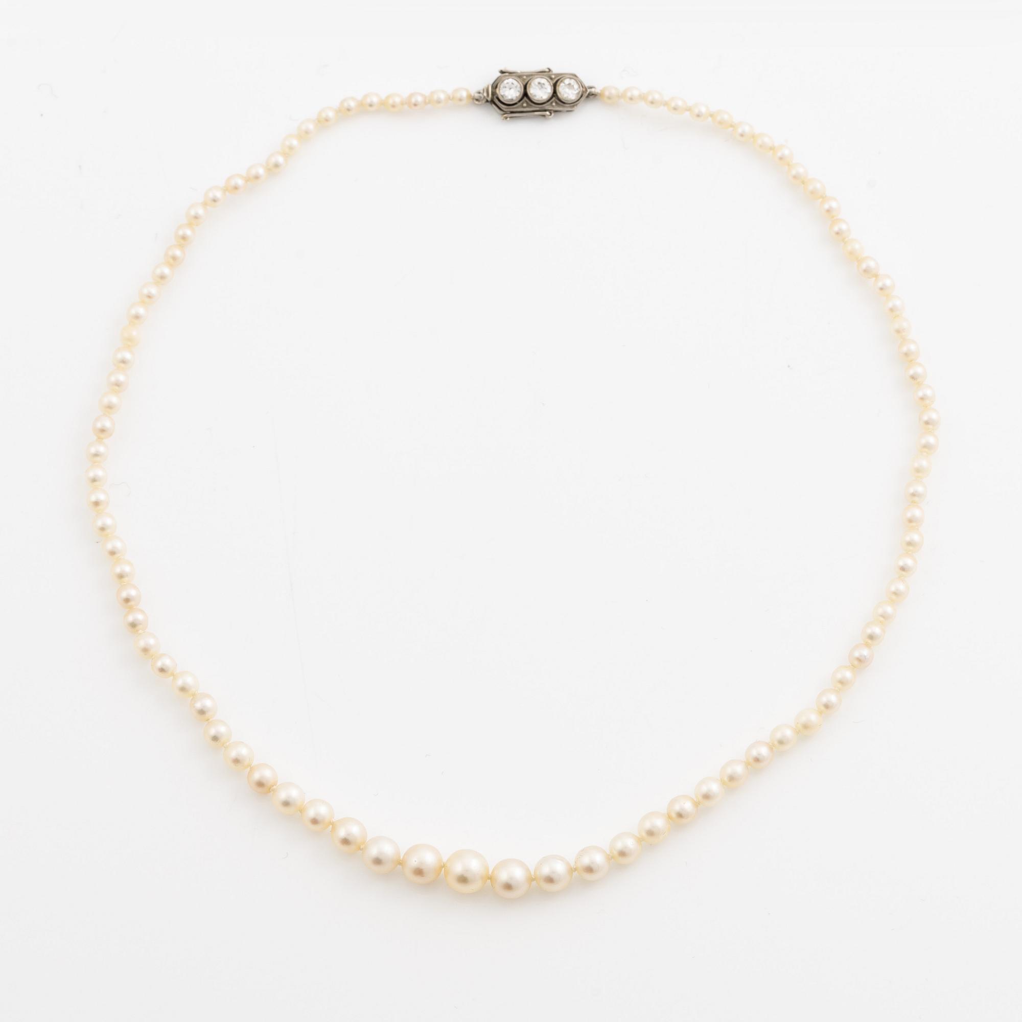 Collier med doserade pärlor, lås vitguld med tre gammalslipade diamanter.