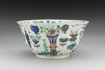 A large famille verte punch bowl, Qing dynasty, Kangxi (1662-1722).