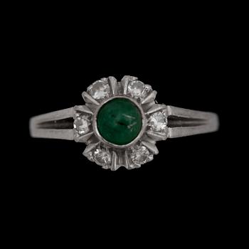 RING, 18k vitguld med åttkantsslipade diamanter tot ca0,18ct och cabochonslipad smaragd. Sverige, 1966. Vikt 3,9g.