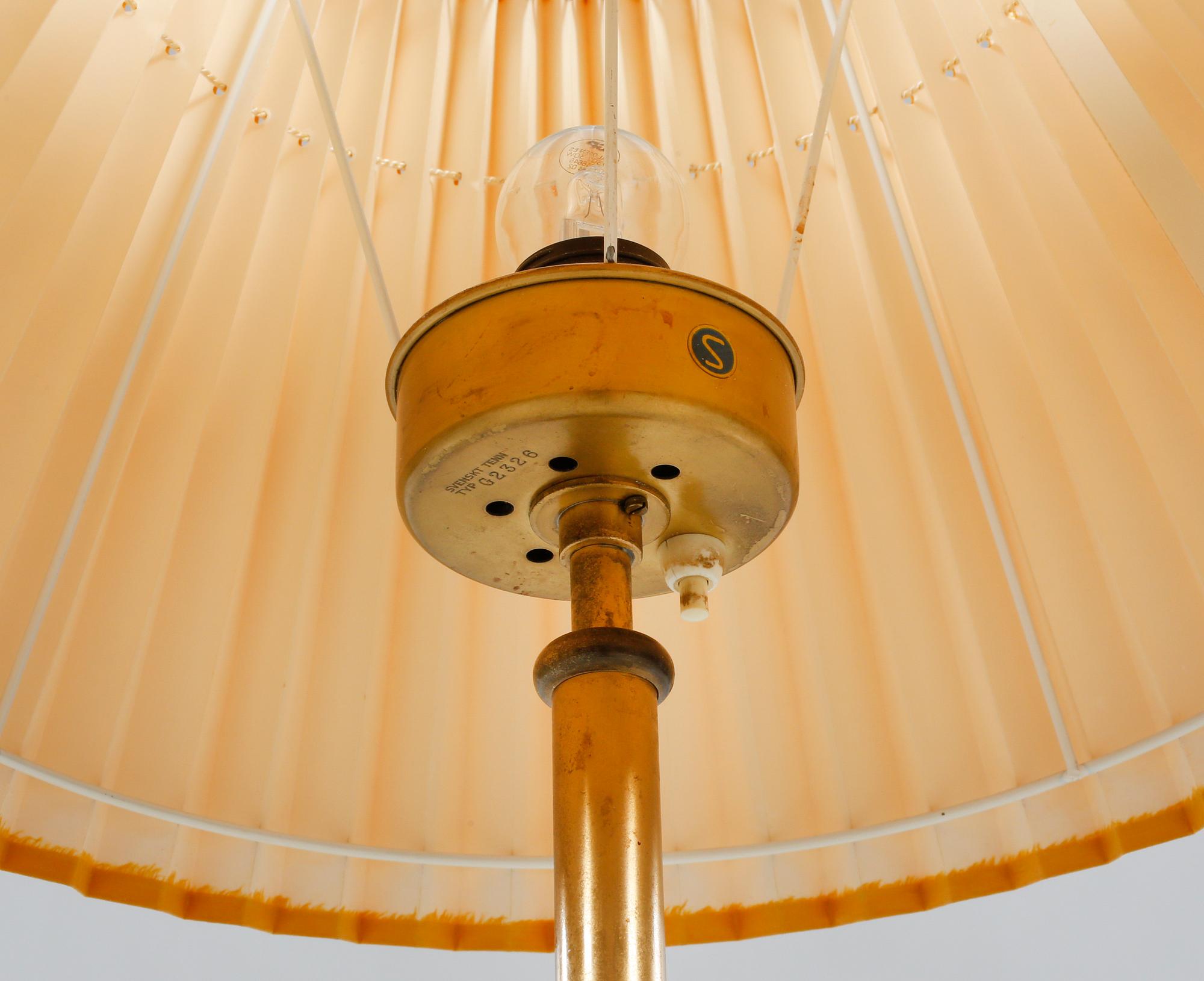 JOSEF FRANK, golvlampa, modell 2326,  Firma Svenskt Tenn, 1900-talets andra hälft.