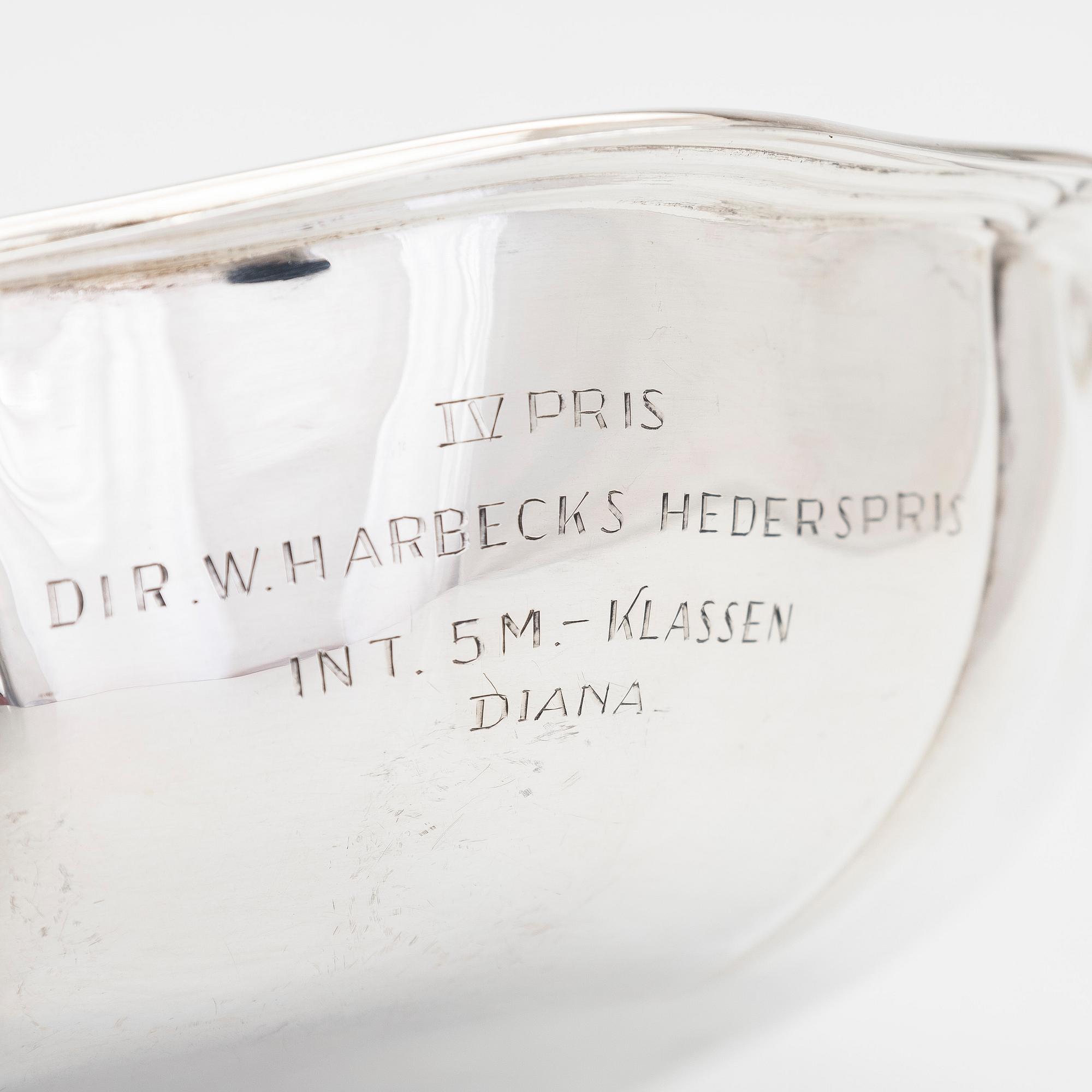 Uppläggningsfat, 4 st, och skålar, 2 st, silver, svenska, danska och finska stämplar 1918-1948, samt försilvrad coaster.