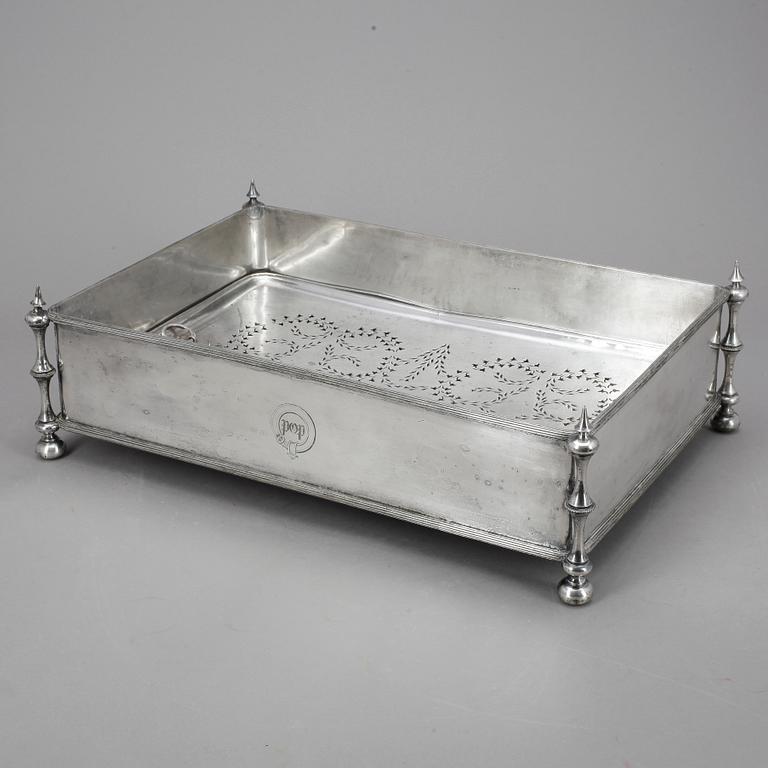 SERVERINGSSKÅL, försilvrad metall, troligen England, omkring 1900.