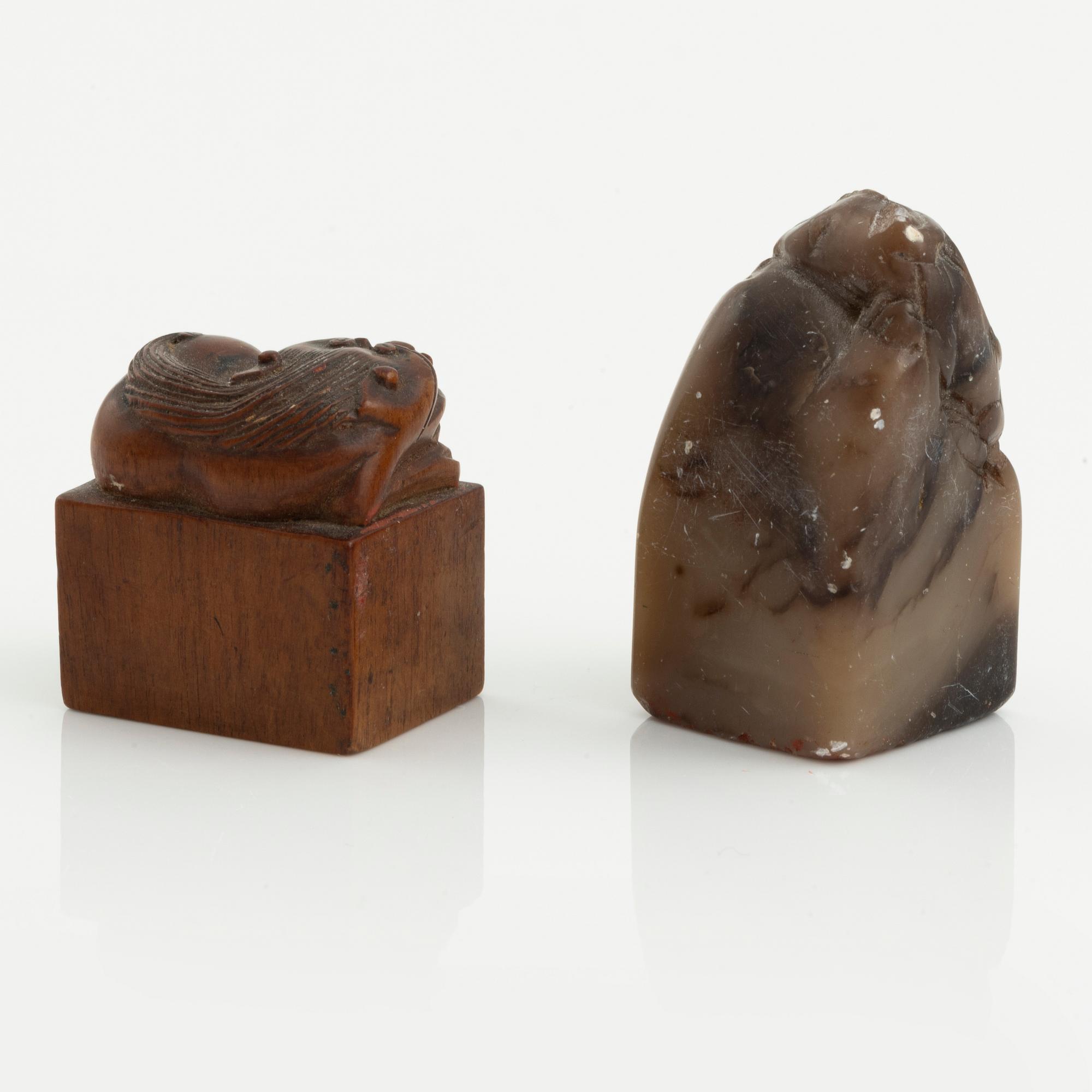 A set with two seals, two jade plaques and a necklace with sculptured beads, Qing dynasty.