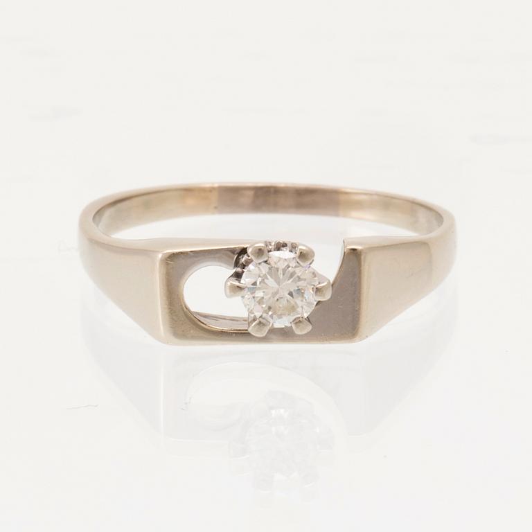 Ring solitär 18K vitguld med en rund briljantslipad diamant.