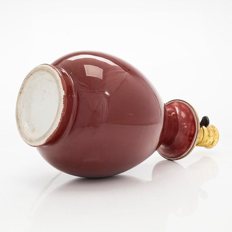 A Chinese porcelain urn converted into a table lamp, Qing dynasty.
