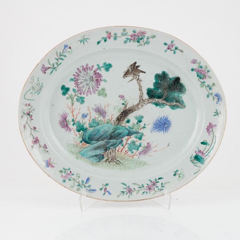 Two large serving dishes, Qing dynasty, 19th Century.