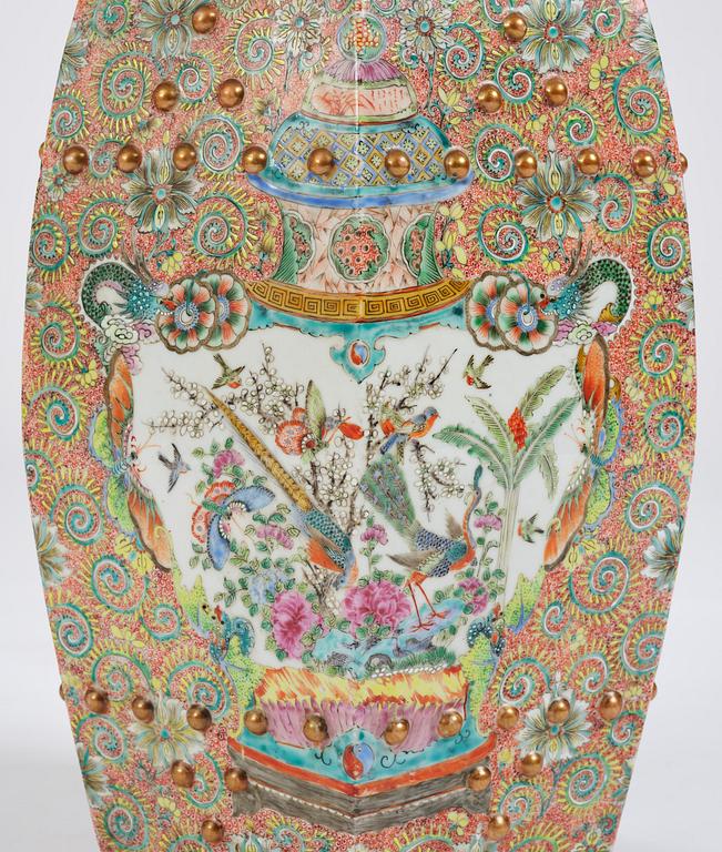 A Chinese Canton porcelain garden seat, around 1900.