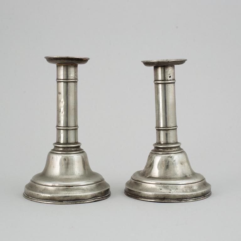 LJUSSTAKAR, ett par, tenn, Joh Fredrik Werrenrath, Lund, 1800-talets mitt.