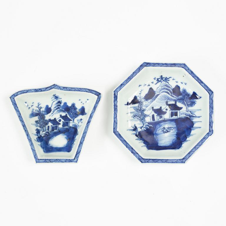A nine piece Chinese export blue and white cabaret, Qing dynasty, Qianlong (1736-95).