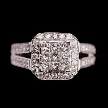 RING, 14 k vitguld, med briljant och princesslipade diamanter tot ca 1.00 ct.