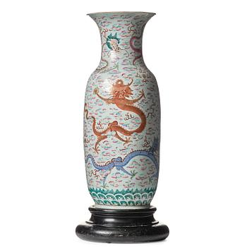 1044. A massive famille rose 'five clawed dragon' vase, late Qing dynasty, 19th century.