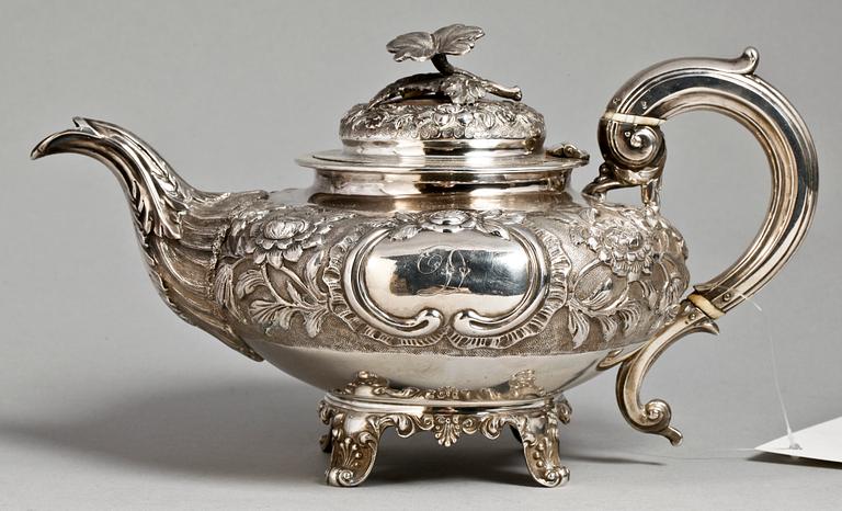 TEKANNA, silver, John & Henry Lias, London, 1839. Ca 704 g.