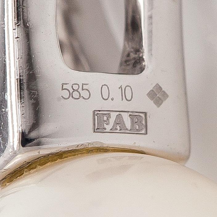 Hänge, odlad pärla, åttkantslipade diamanter, 14K vitguld.