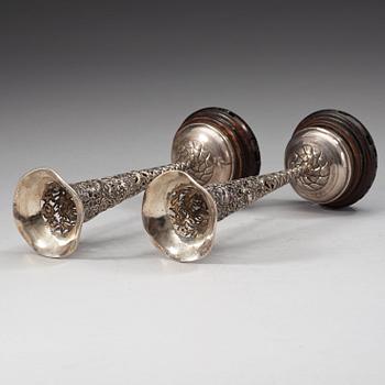A pair of silver vases, late Qing dynasty (1644-1912).