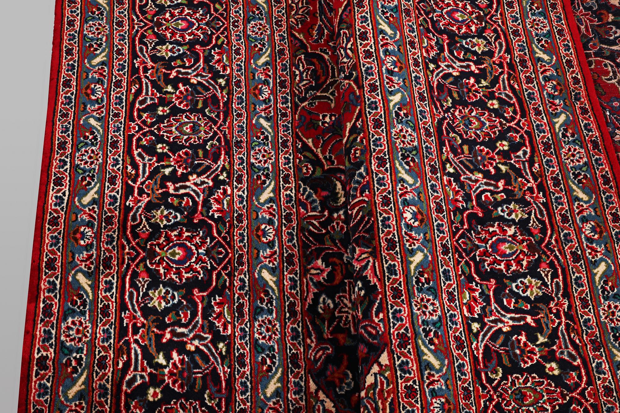 A carpet, Kashan, ca 389 x 300 cm.