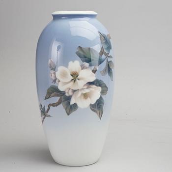 VASER, 2 st porslin Royal Copenhagen samt YTTERFODER, Bing & Gröndahl porslin 1900-talets adnda hälft.