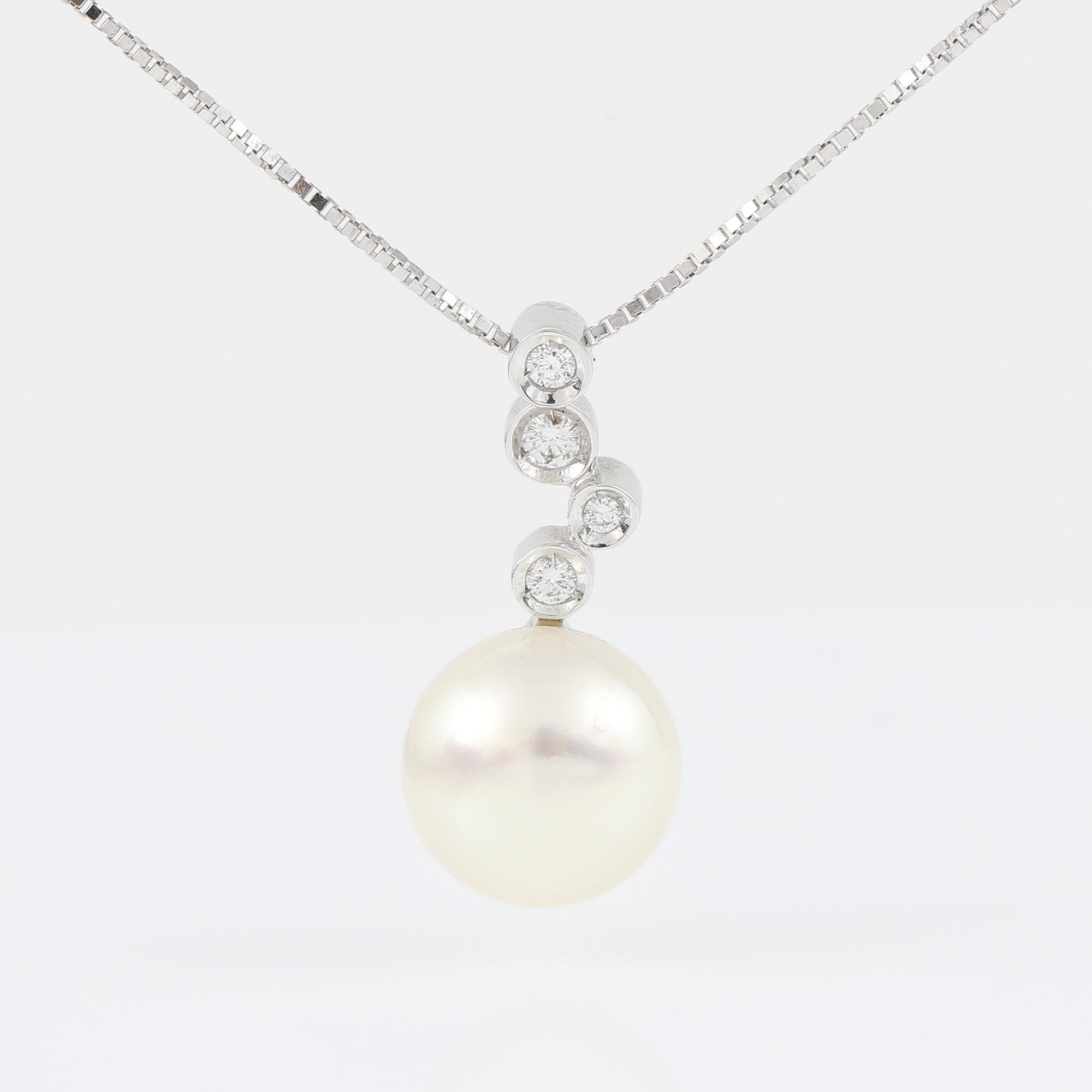 HÄNGE med kedja i 18K vitguld, 4 diamanter, totalt ca 0.07ct och en odlad vit pärla, diameter 9.5mm.