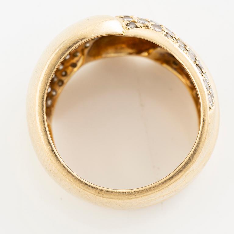 Ring in 18K gold set with round brilliant-cut diamonds.