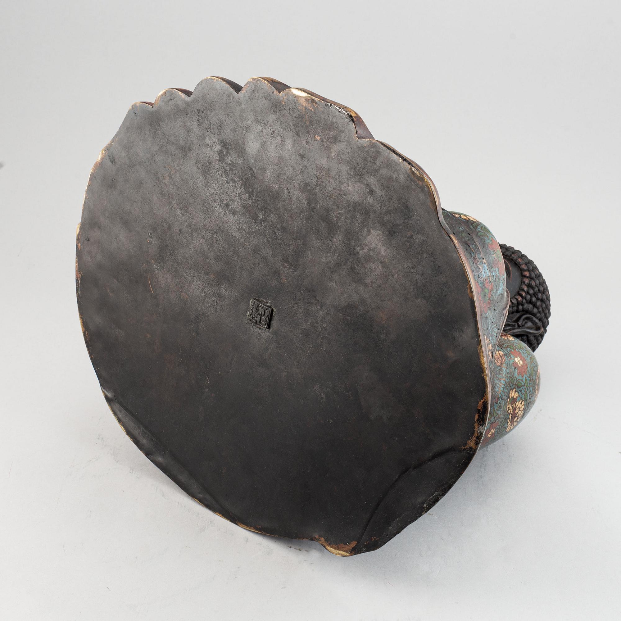 Buddha, cloissoné och brons. Troligen Kina, 1900-tal.