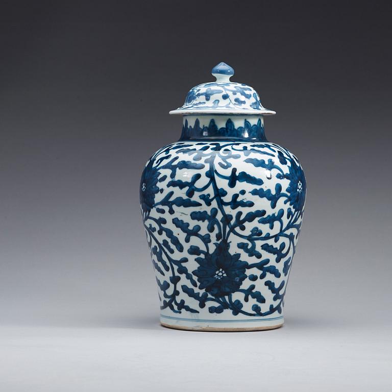 A blue and white urn with cover, Qing dynasty, Kangxi (1662-1722).