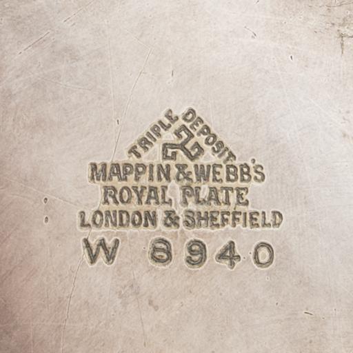 Mappin & Webb sauceboat with lid on a stand, silver plate, England, first half of the 20th century.