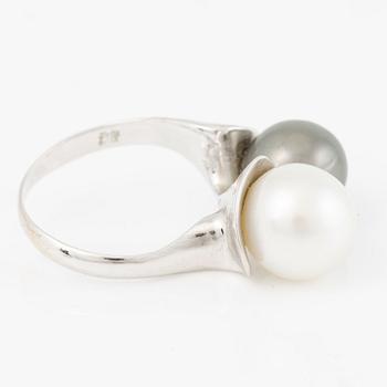 Ring 18K guld med odlade pärlor.